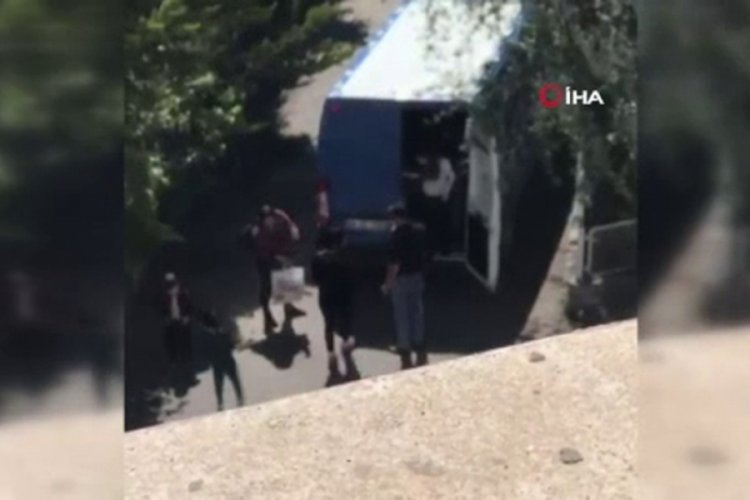 Kısıtlamaya aldırış etmeden kargo aracıyla misafirliğe gittiler