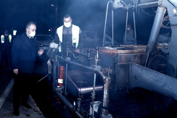 Bursa B&uuml;y&uuml;kşehir Belediye Başkanı Aktaş, asfalt &ccedil;alışanlarıyla sahur yaptı