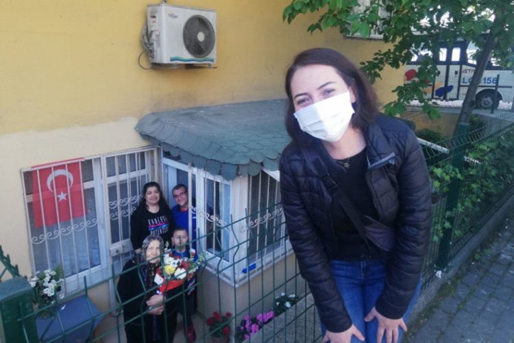 Sağlık &ccedil;alışanından 74 yaşındaki annesine duygulandıran s&uuml;rpriz
