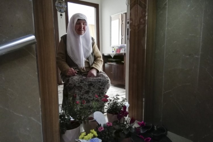 80 yaşındaki Sıddıka nineye &ccedil;ocuklarından s&uuml;rpriz kutlama