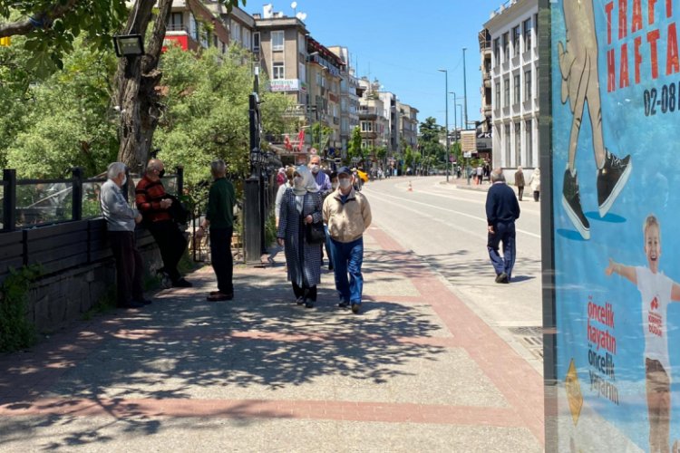 Bursa'da şehir merkezinde sokağa &ccedil;ıkan 65 yaş &uuml;st&uuml; vatandaşlar sosyal mesafeyi ihlal etti (&Ouml;ZEL HABER)