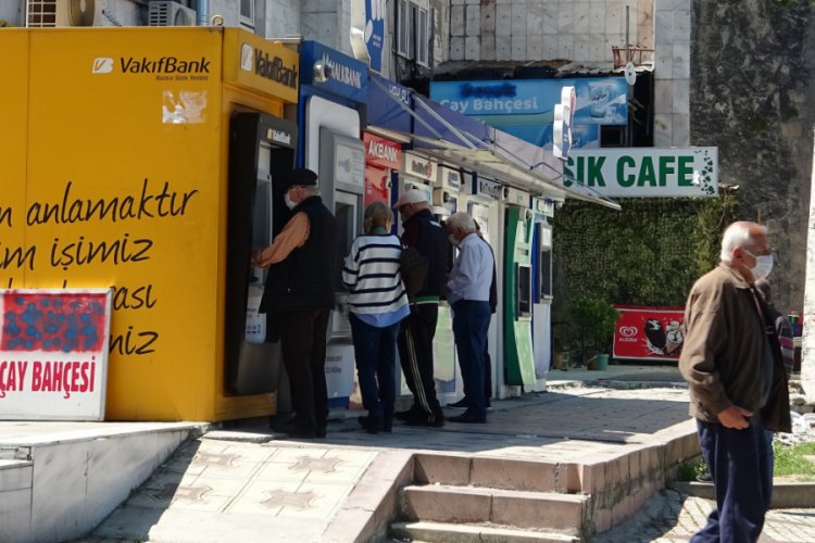 Bursa'da 65 yaş &uuml;st&uuml; vatandaşlar bankamatiklere akın etti