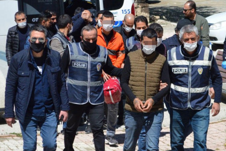 Beyzbol sopalarıyla d&ouml;v&uuml;p &ccedil;ıplak g&ouml;r&uuml;nt&uuml;lerini paylaştılar!