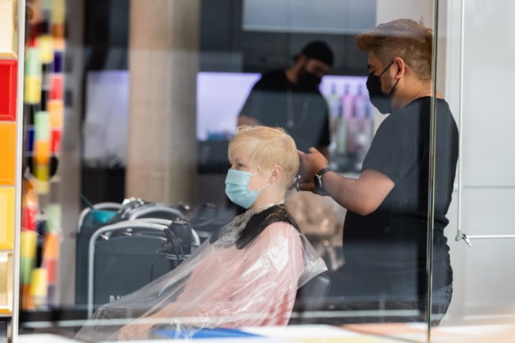 Almanya'da korona vir&uuml;s&uuml;n bulaşma oranı arttı