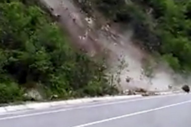 Heyelan riski oluşturan kayalar kontroll&uuml; bir şekilde temizlendi
