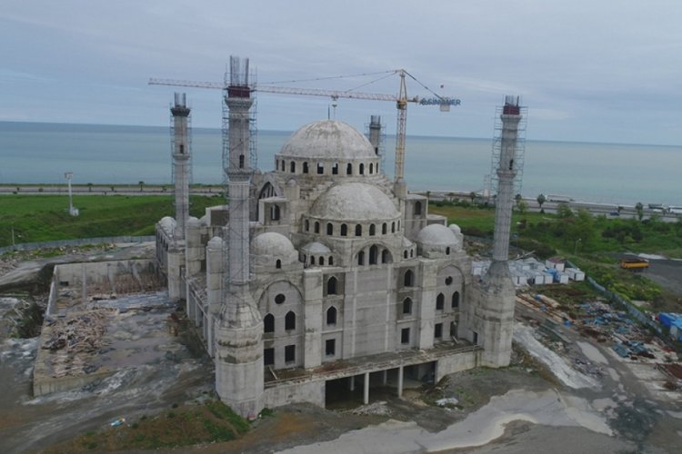 Doğu Karadeniz'in en b&uuml;y&uuml;k cami ve k&uuml;lliyesinin yapımı s&uuml;r&uuml;yor