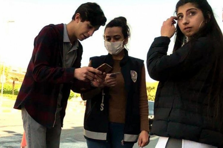 L&uuml;ks cipi durdurulan s&uuml;r&uuml;c&uuml;den ilgin&ccedil; yanıt! &Ccedil;i&ccedil;ek dağıtmaya &ccedil;ıktık