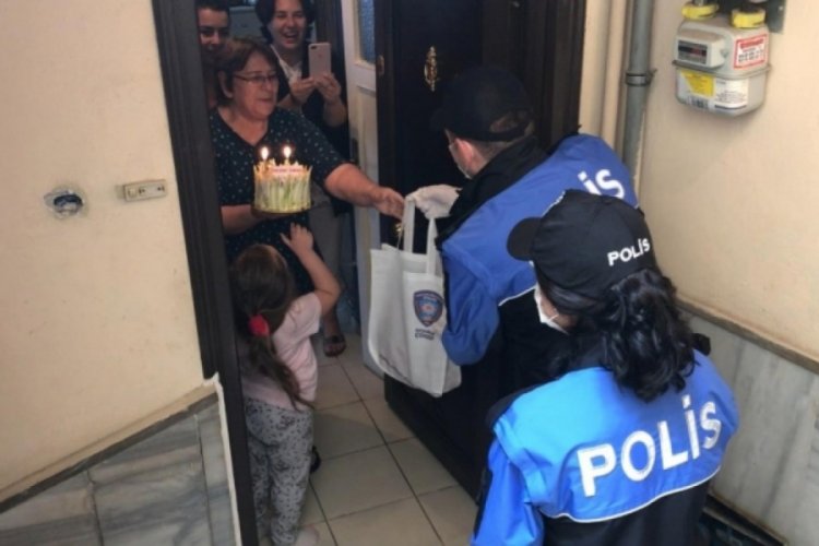 Bursa'daki emekli emniyet m&uuml;d&uuml;r&uuml;n&uuml;n annesine Anneler G&uuml;n&uuml; s&uuml;rprizi
