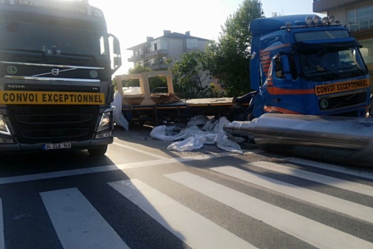 Tırdan d&uuml;şen demir silindir trafiği kilitledi