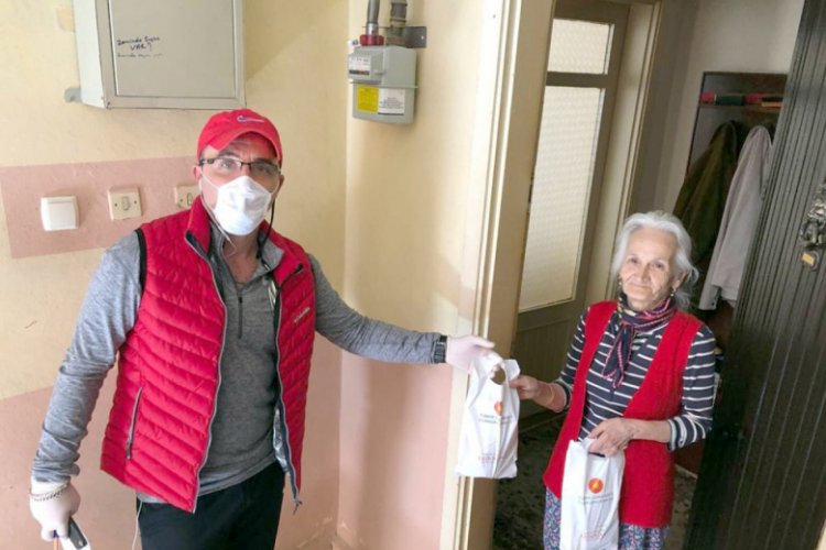 Kocaeli'de kolonya ve maske dağıtıldı