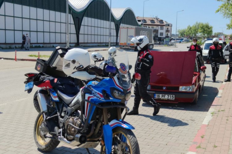 Bursa'da kısıtlamayı ihlal eden kişi aracını yakmaya &ccedil;alıştı