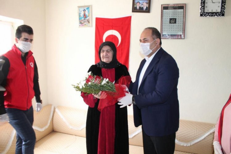 Bakan Sel&ccedil;uk, şehit annelerinin ve huzurevindeki b&uuml;y&uuml;klerin Anneler G&uuml;n&uuml;'n&uuml; kutladı
