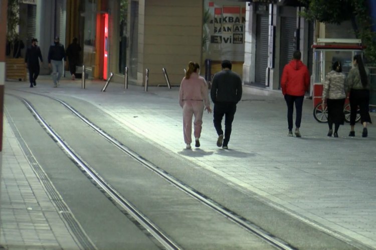Kısıtlama sonrası İstiklal Caddesi'nde y&uuml;r&uuml;y&uuml;ş yaptılar