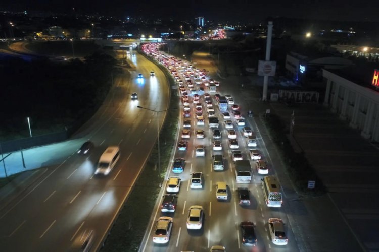 Bursa'da kilometrelerce ara&ccedil; kuyruğu havadan b&ouml;yle g&ouml;r&uuml;nt&uuml;lendi