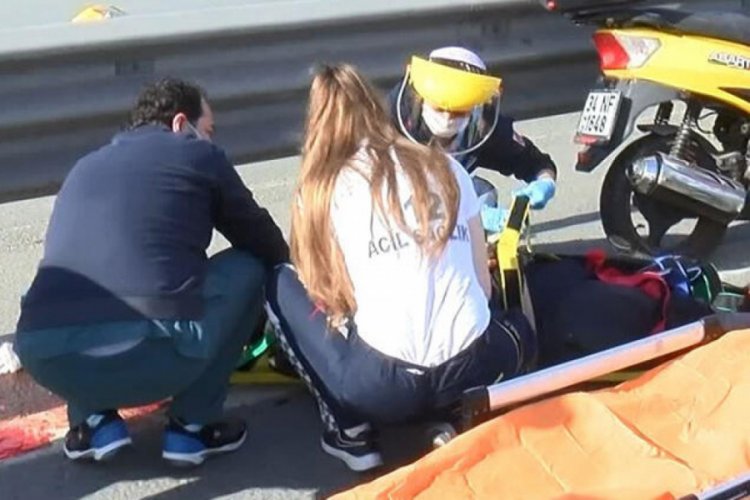 Kaza yapan motosikletliye yoldan ge&ccedil;en doktor m&uuml;dahale etti