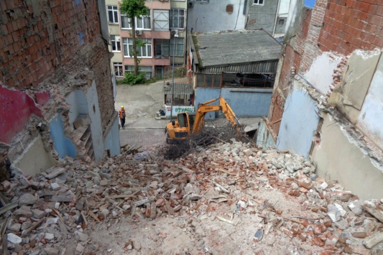 Bursa'da tehlike arz eden bina yıkıldı
