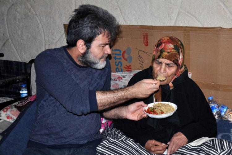 Bodrum kattaki depoda, fel&ccedil;li ve g&ouml;rmeyen annesine bakıyor