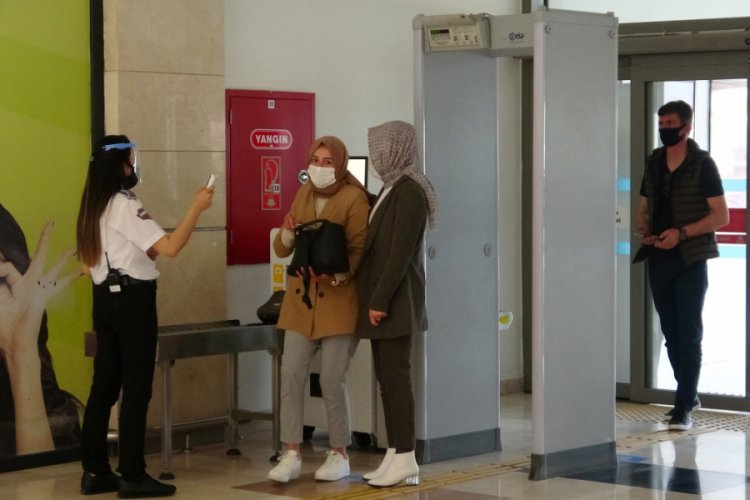 Bursa'da AVM'ler a&ccedil;ıldı! &Ccedil;aydanlık almaya giden var