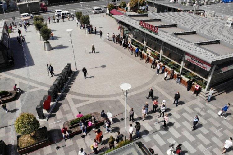 Alışveriş merkezinin &ouml;n&uuml;nde metrelerce kuyruk oluştu