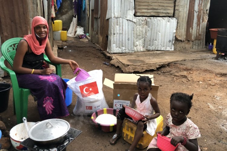 T&uuml;rkiye'den Gine'de Kovid-19'dan etkilenen bin aileye yardım