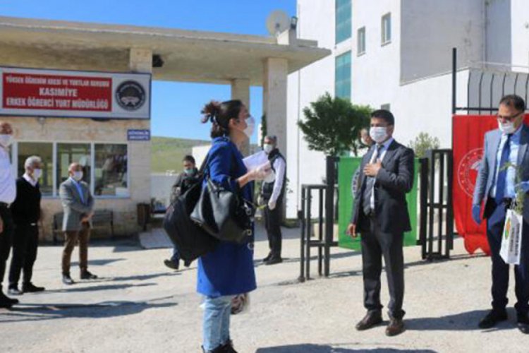 İran'dan getirilen 39 kişi, karanfillerle memleketlerine uğurlandı