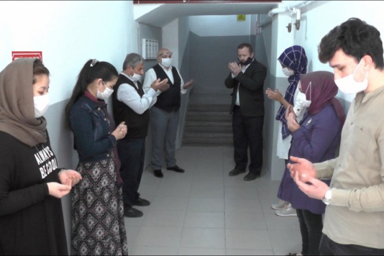 Kuaf&ouml;rde &ccedil;alışanlar dua ederek işe başladı