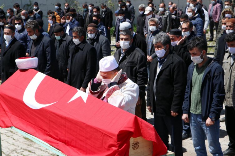 Tatbikatta yaşamını yitiren itfaiyeci Erzurum'da toprağa verildi