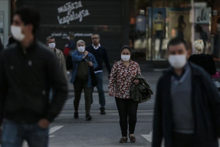 Başkentte AVM ve kuaf&ouml;rlerin a&ccedil;ılmasıyla cadde ve sokaklarda hareketlilik yaşandı