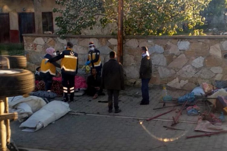 Tarım iş&ccedil;ilerini taşıyan minib&uuml;s devrildi: 10 yaralı