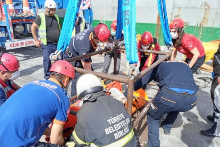 Gemi ambarına d&uuml;şen adam yaralandı