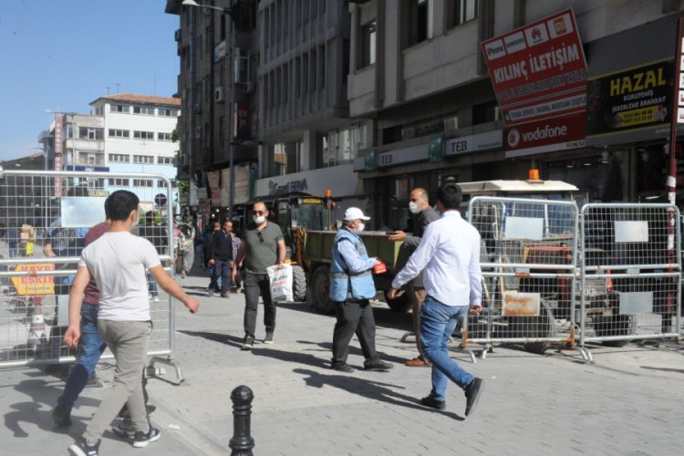 Kalabalık caddelere maskesiz giriş yasaklandı