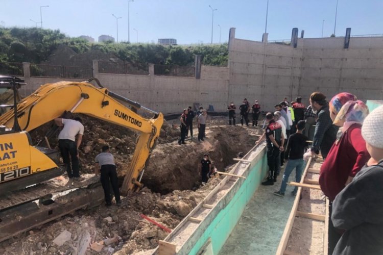 Hatay'da toprak altında kalan iş&ccedil;i kurtarıldı