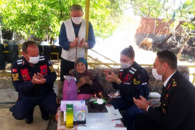 100 yaşına giren Habibe nineye doğum g&uuml;n&uuml; s&uuml;rprizi