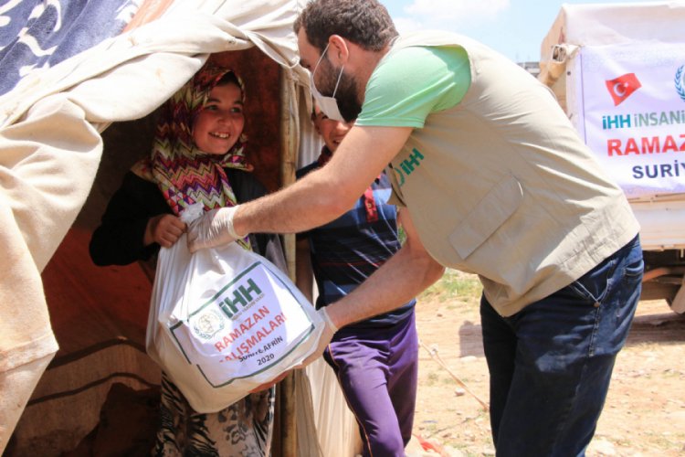Afrin'de 20 bin sivile ramazan i&ccedil;in gıda yardımı
