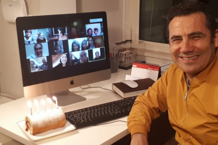 Ferhat G&ouml;&ccedil;er sağlık &ccedil;alışanlarına hediye s&ouml;z&uuml; verdi