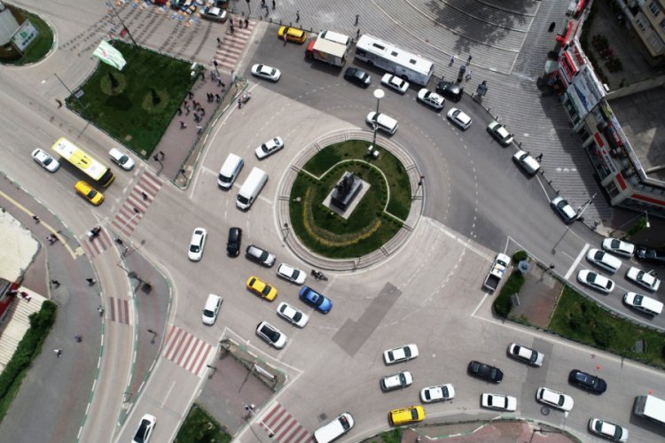Bursa'da cadde ve meydanlarda yoğunluk