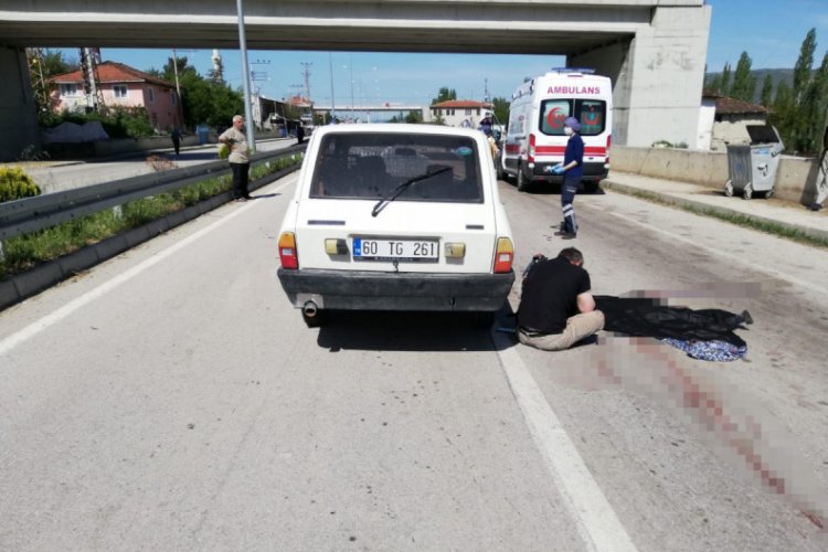 Otomobilin &ccedil;arpmasıyla &ouml;len oğlunun başında g&ouml;zyaşı d&ouml;kt&uuml;