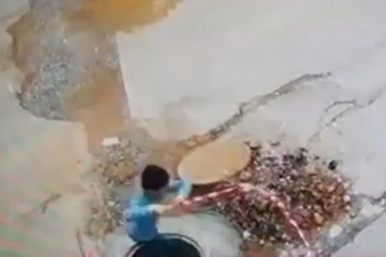 U&ccedil;urtma u&ccedil;uran &ccedil;ocuk &ccedil;ukura d&uuml;şt&uuml;