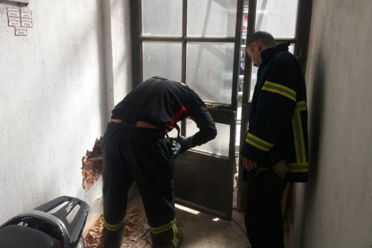 Sıkışan k&ouml;pek, duvar delinerek kurtarıldı