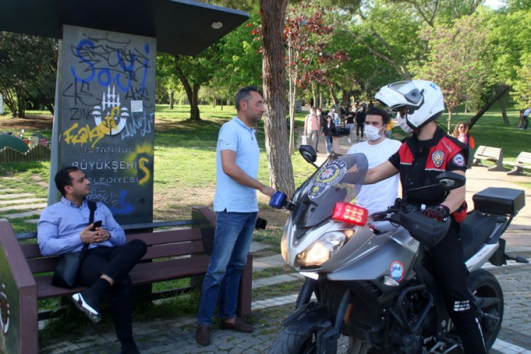 Parkta y&uuml;r&uuml;yen ve oturanları polis &ouml;nce uyardı sonra dışarı &ccedil;ıkarttı