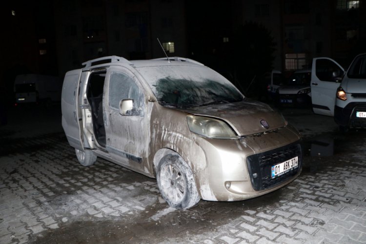 İki ş&uuml;pheli, park halindeki hafif ticari aracı kundakladı