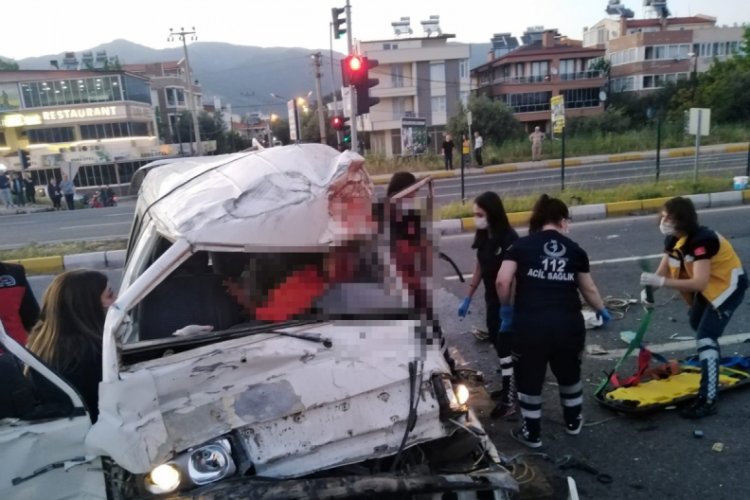 Kamyonetin &ccedil;arptığı otomobil evin bah&ccedil;esine u&ccedil;tu
