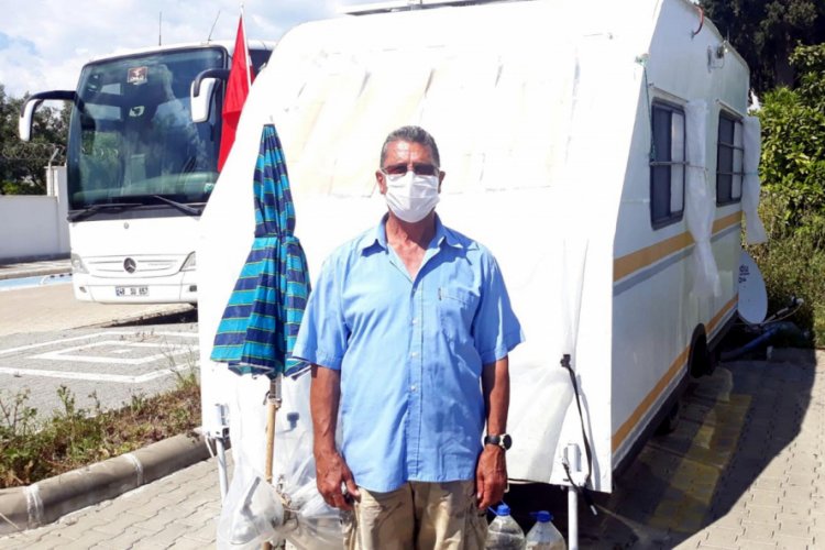 Ev sahibine kızdı, karavanda yaşamaya başladı
