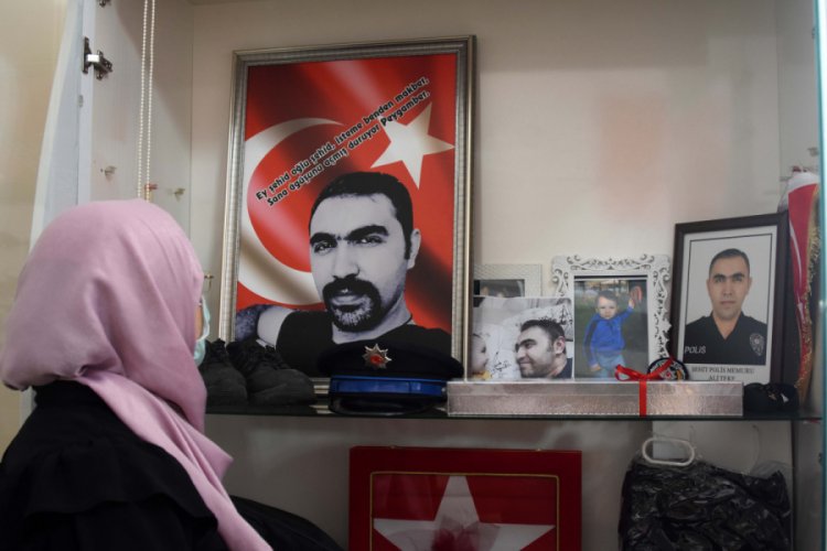 Oğlunun şehit olduğu kazayı yapan s&uuml;r&uuml;c&uuml;n&uuml;n tahliyesine tepki