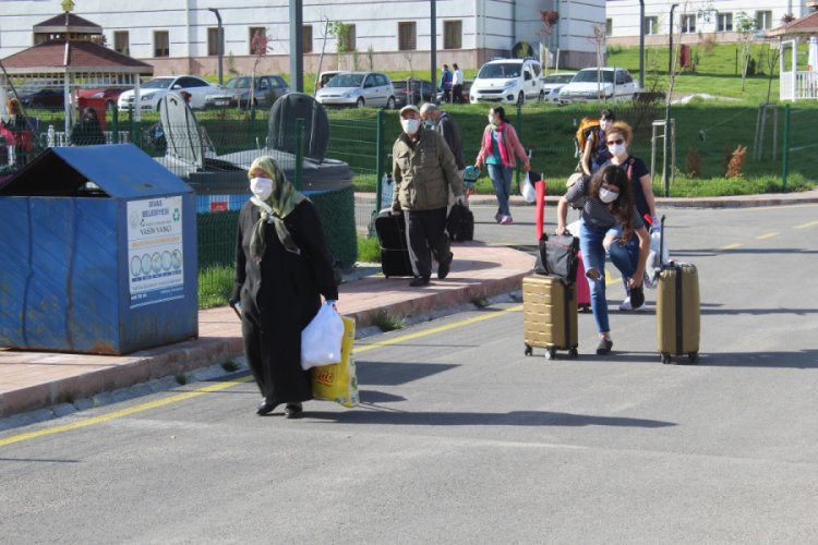 Sivas'ta, karantinadaki 69 T&uuml;rk vatandaşı evlerine uğurlandı