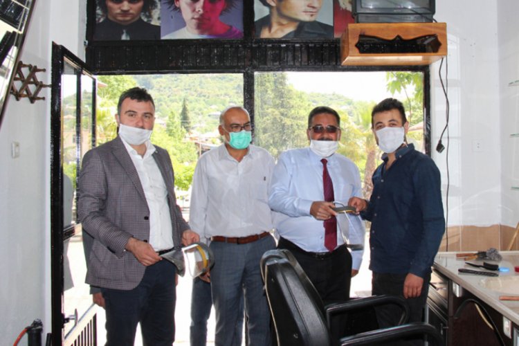 Koronavir&uuml;sl&uuml; berbere maske veren başkanın testi negatif &ccedil;ıktı
