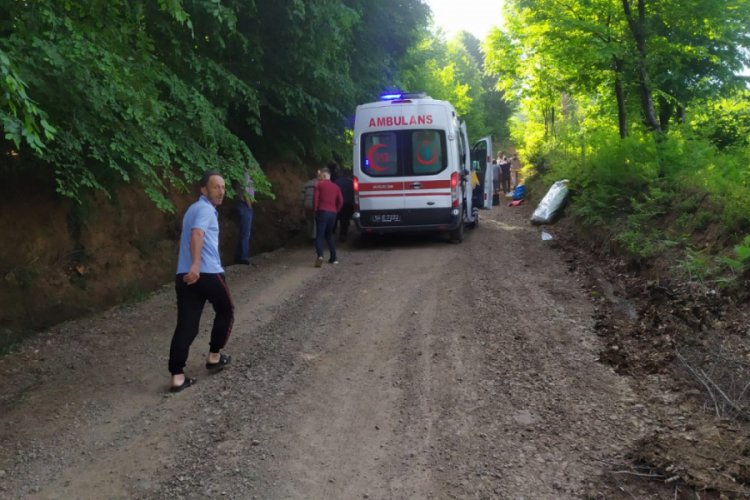 Yayla yolunda trakt&ouml;r&uuml;n r&ouml;morku devrildi: 2 yaralı