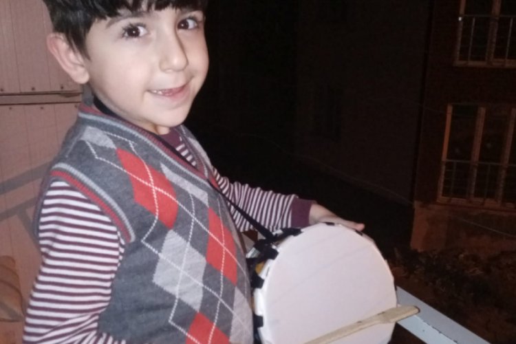 Bursa'da minik Berat, ramazan davulcusuna eşlik ediyor