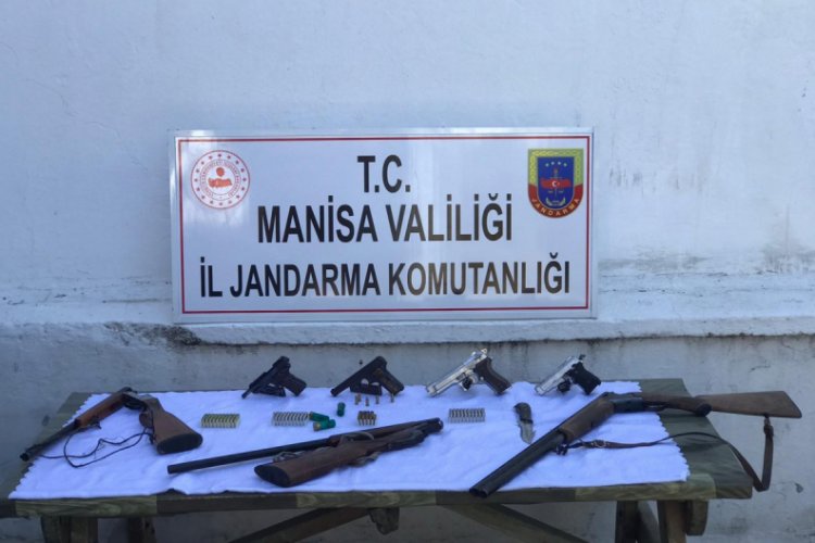 Jandarmadan ruhsatsız silah operasyonu: 3 g&ouml;zaltı