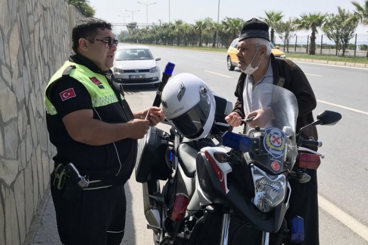 Yasağı ihlal eden 84 yaşındaki s&uuml;r&uuml;c&uuml; trafiği karıştırdı